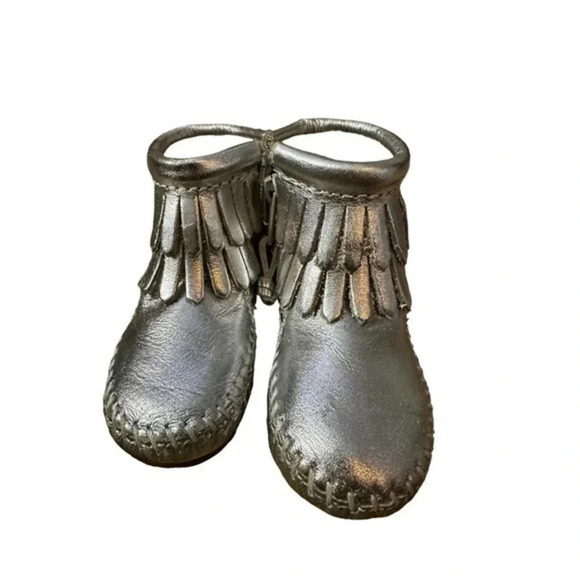 Minnetonka Girls Leather Round Toe Layered Fringe Ankle Boots Silver Size 3‎ - Picture 1 of 7